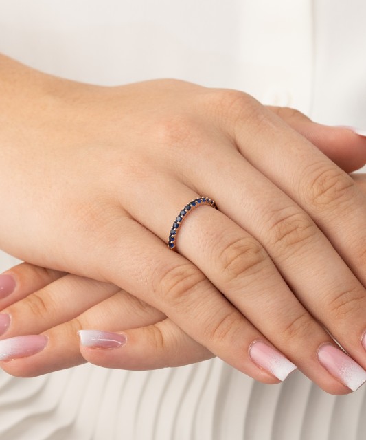 Kuldsõrmus tsirkoonidega