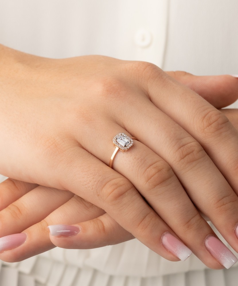 Kuldsõrmus tsirkoonidega