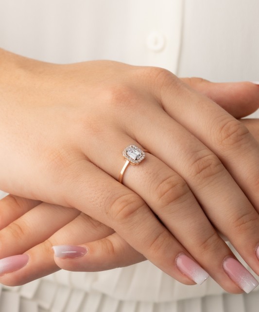 Kuldsõrmus tsirkoonidega