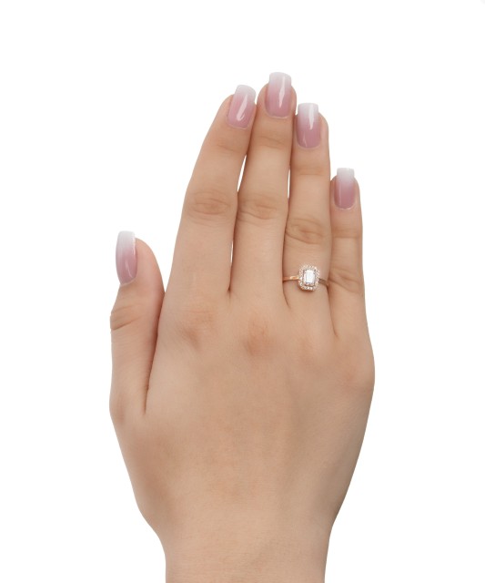 Kuldsõrmus tsirkoonidega