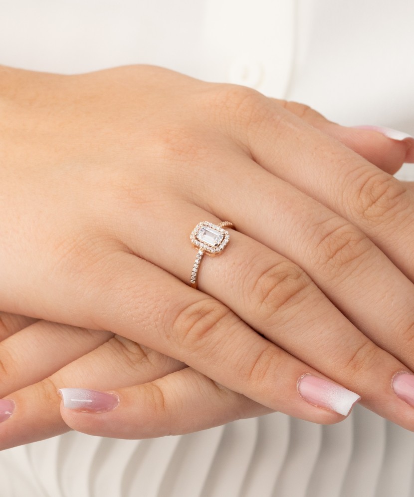 Kuldsõrmus tsirkoonidega