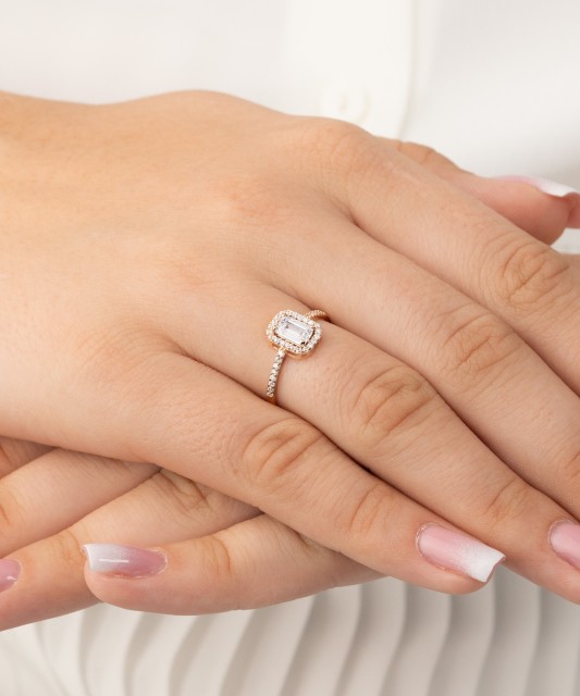 Золотое кольцо с цирконами