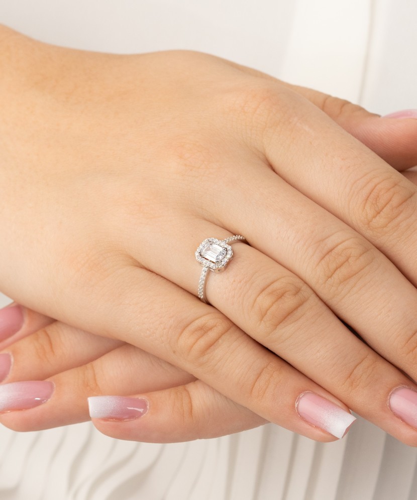 Кольцо из белого золота с цирконами