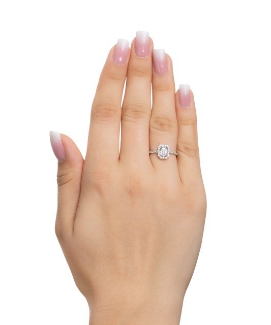 Valgest kullast sõrmus tsirkoonidega