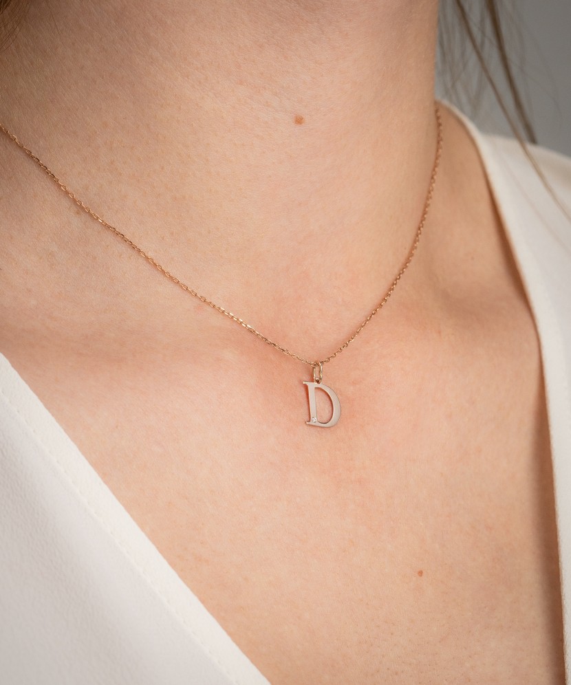 Kuldripats teemandiga täht D