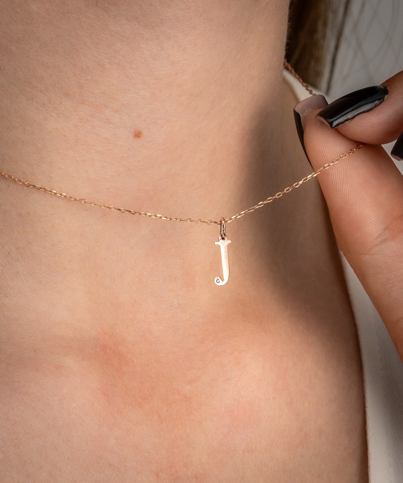 Золотой кулон с бриллиантом, буква J