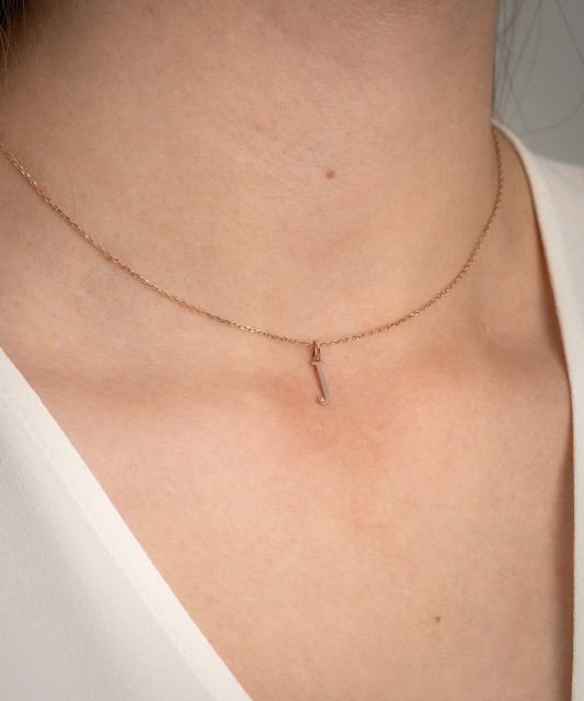 Kuldripats teemandiga täht J