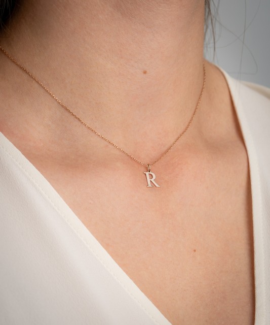 Kuldripats teemandiga täht R