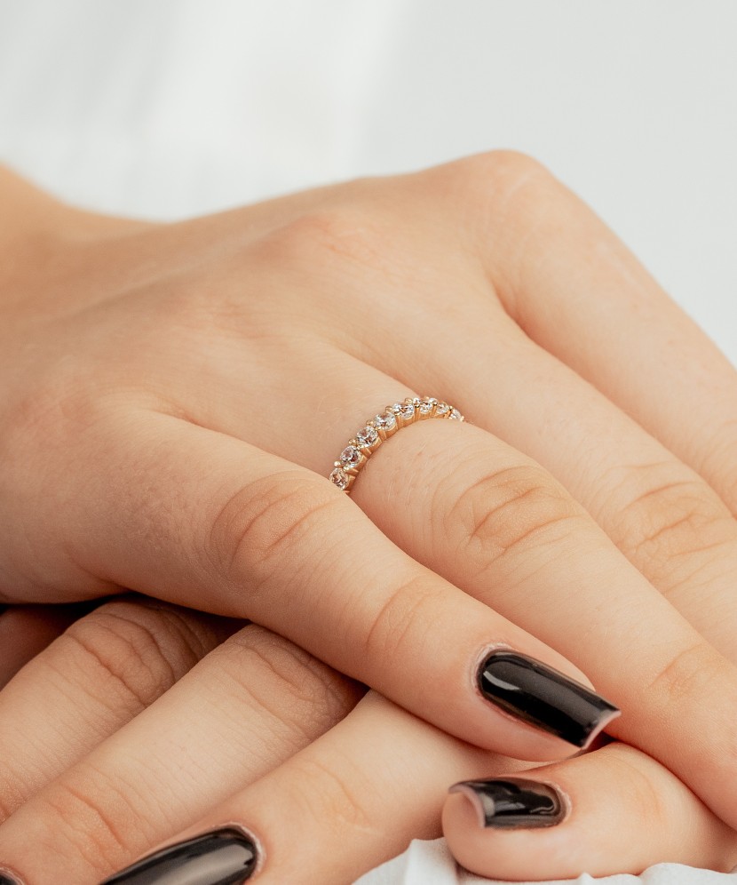 Kuldsõrmus tsirkoonidega