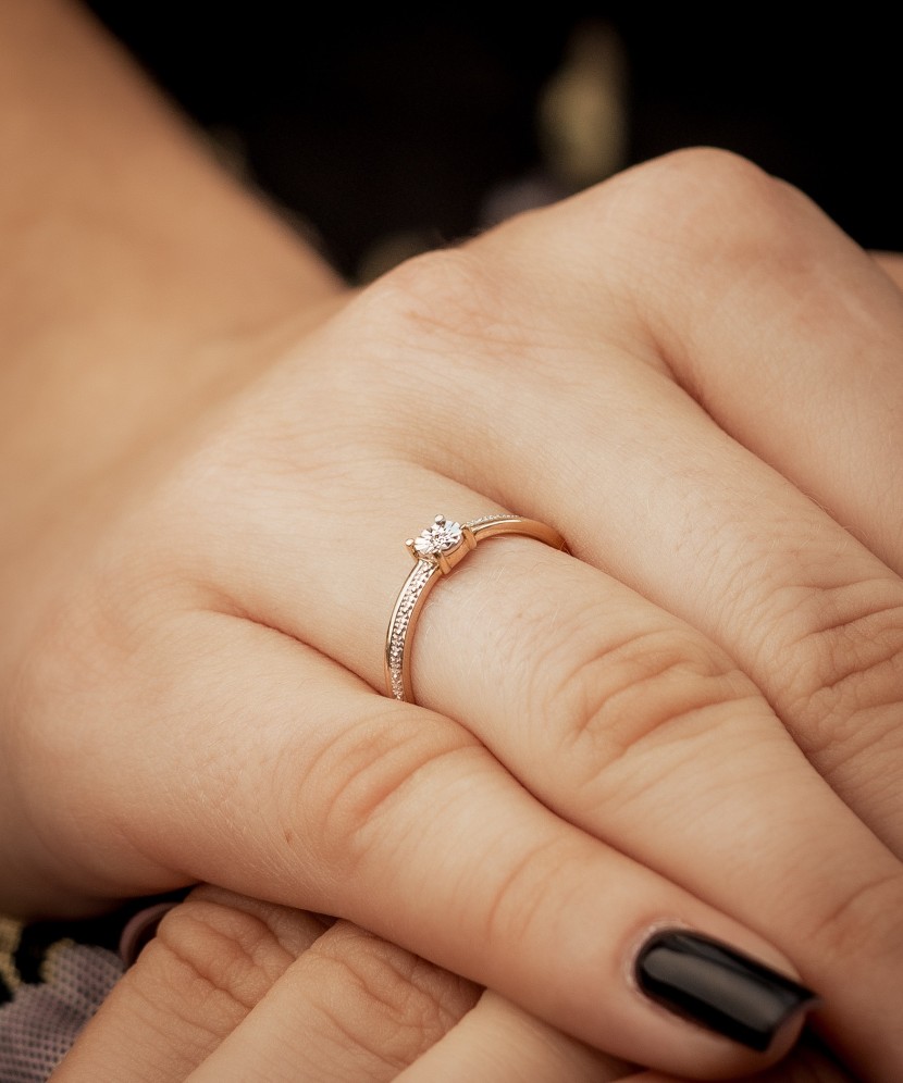 Kollasest kullast sõrmus teemantide