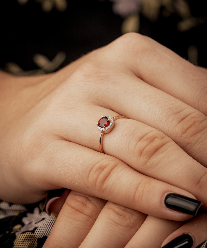 Золотое кольцо с бриллиантами и гранатом