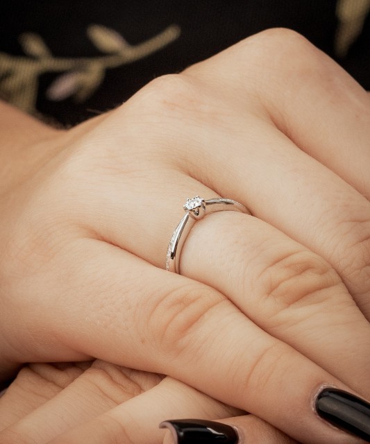 Кольцо из белого золота с бриллиантами