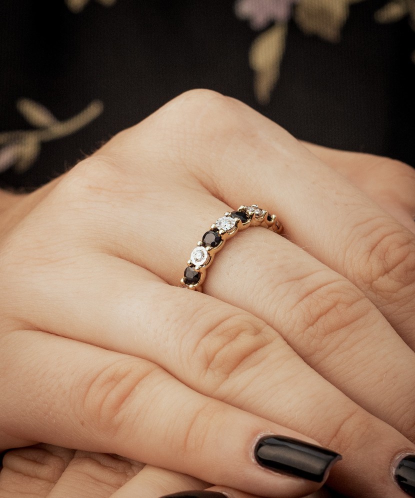 Kollane kuldne sõrmus teemantide ja safiiridega