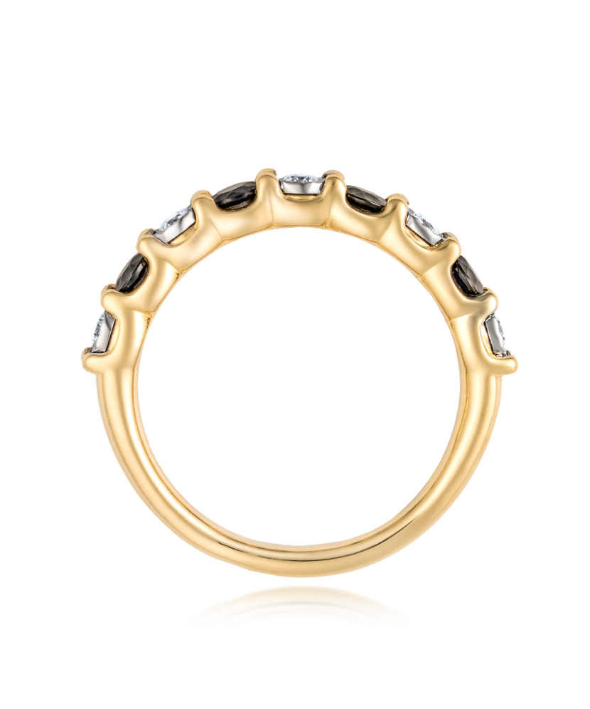 Kollane kuldne sõrmus teemantide ja safiiridega