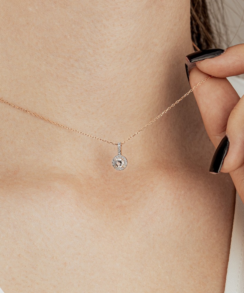 Kuldne ripats teemantide ja läbipaistva topaasiga