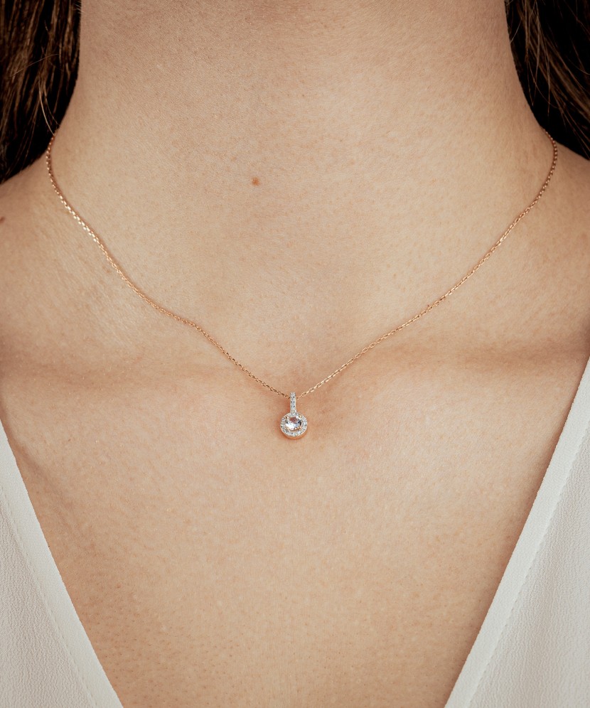 Kuldne ripats teemantide ja läbipaistva topaasiga