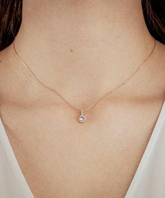 Kuldne ripats teemantide ja läbipaistva topaasiga