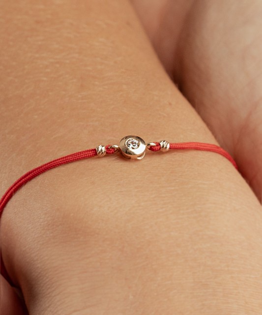 Красная нить на запястье с золотым циркониевым подвесом