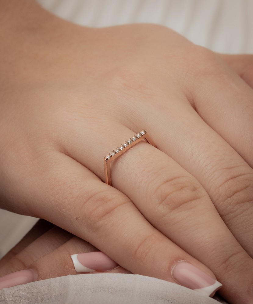 Kuldsõrmus tsirkoonidega