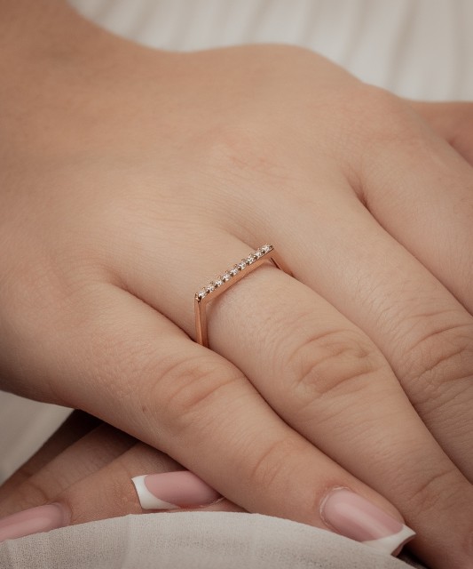 Kuldsõrmus tsirkoonidega