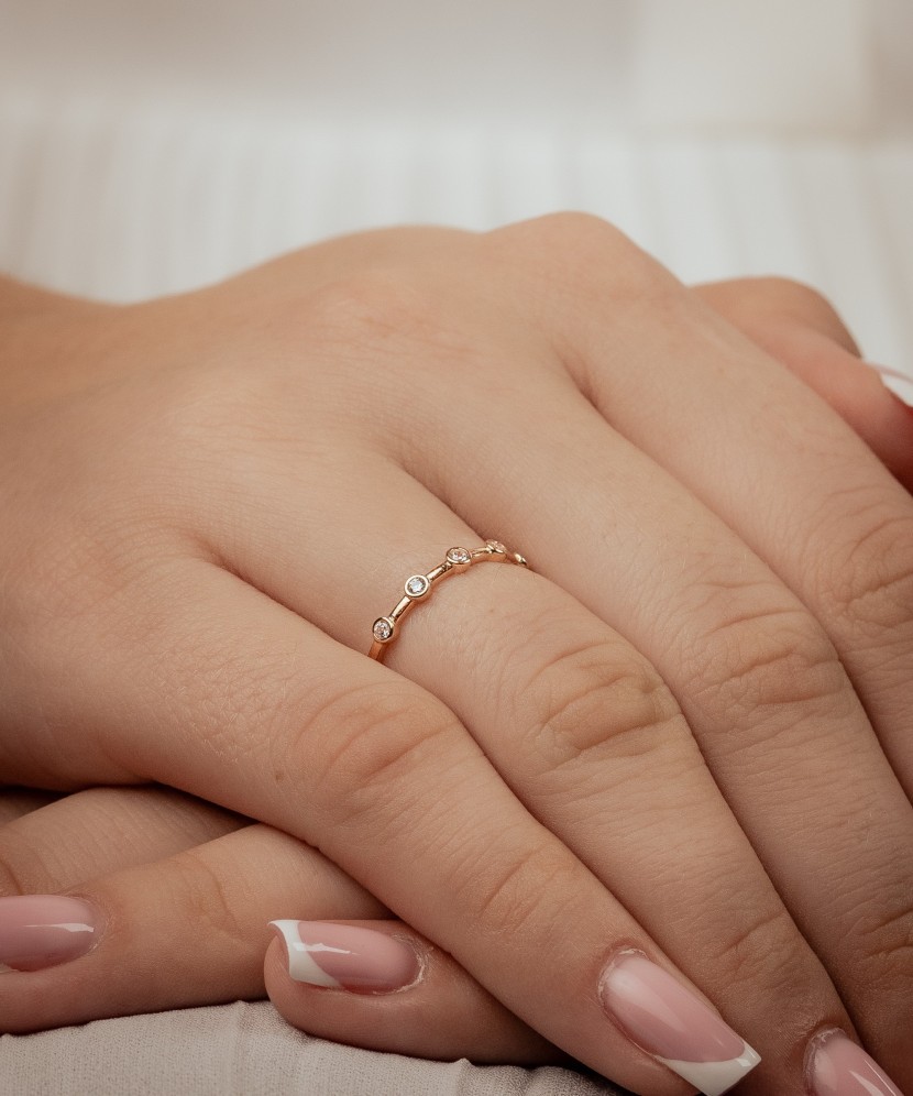 Kuldsõrmus tsirkoonidega