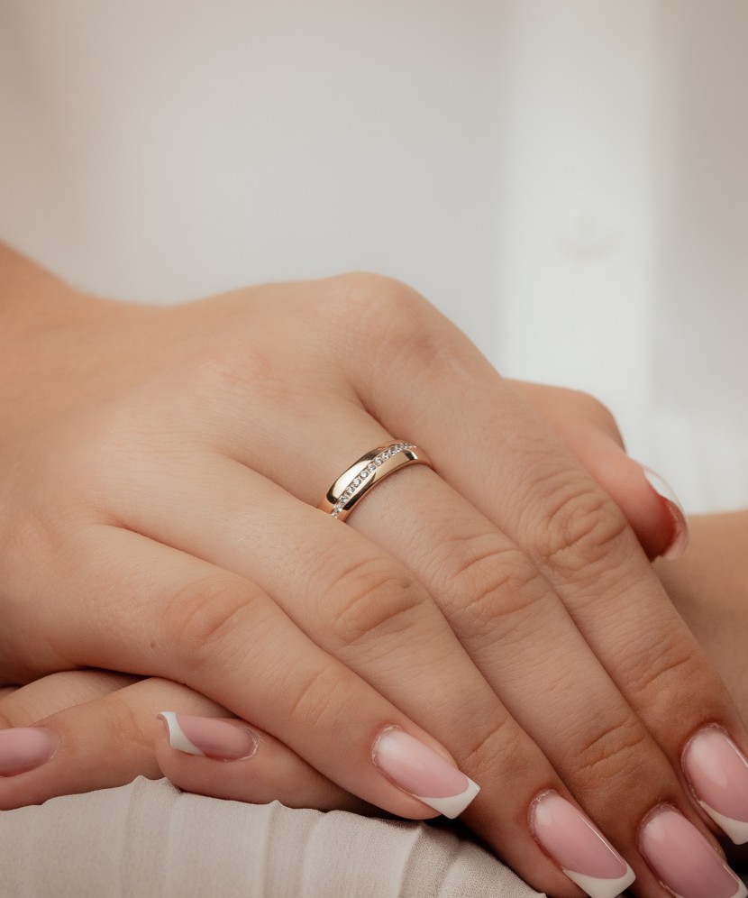 Kuldsõrmus tsirkoonidega