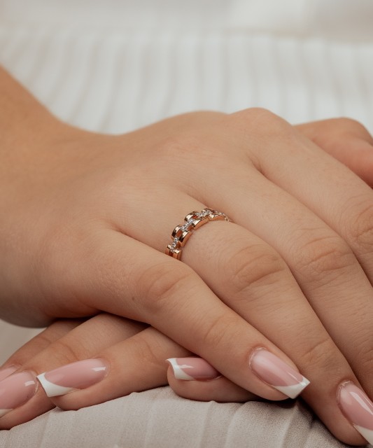 Kuldsõrmus tsirkoonidega