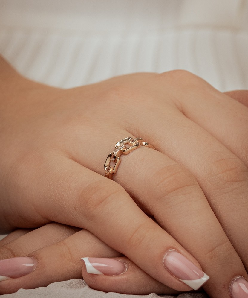 Kuldsõrmus tsirkoonidega