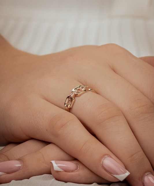 Kuldsõrmus tsirkoonidega