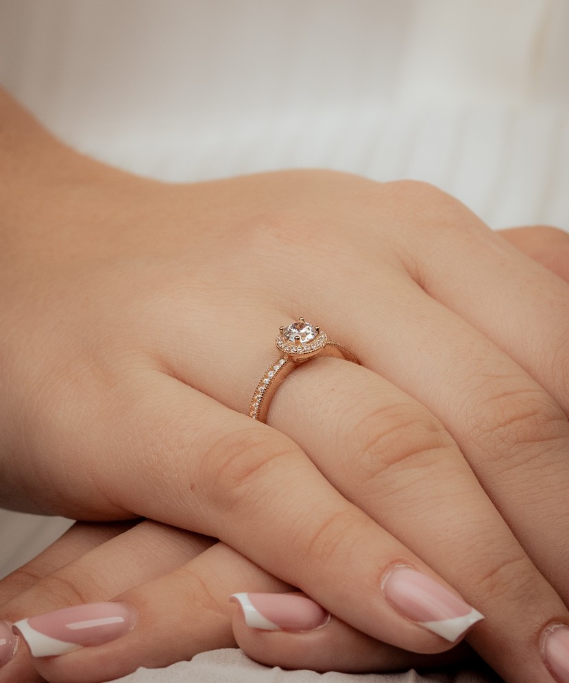 Kuldsõrmus tsirkoonidega