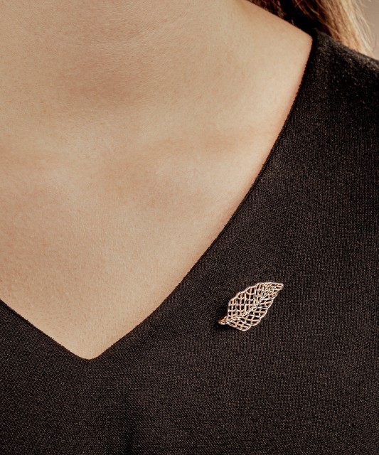 Золотая брошь "Лист"