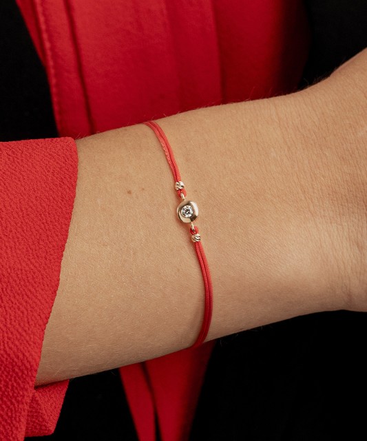 Красная нить на запястье с золотым циркониевым подвесом