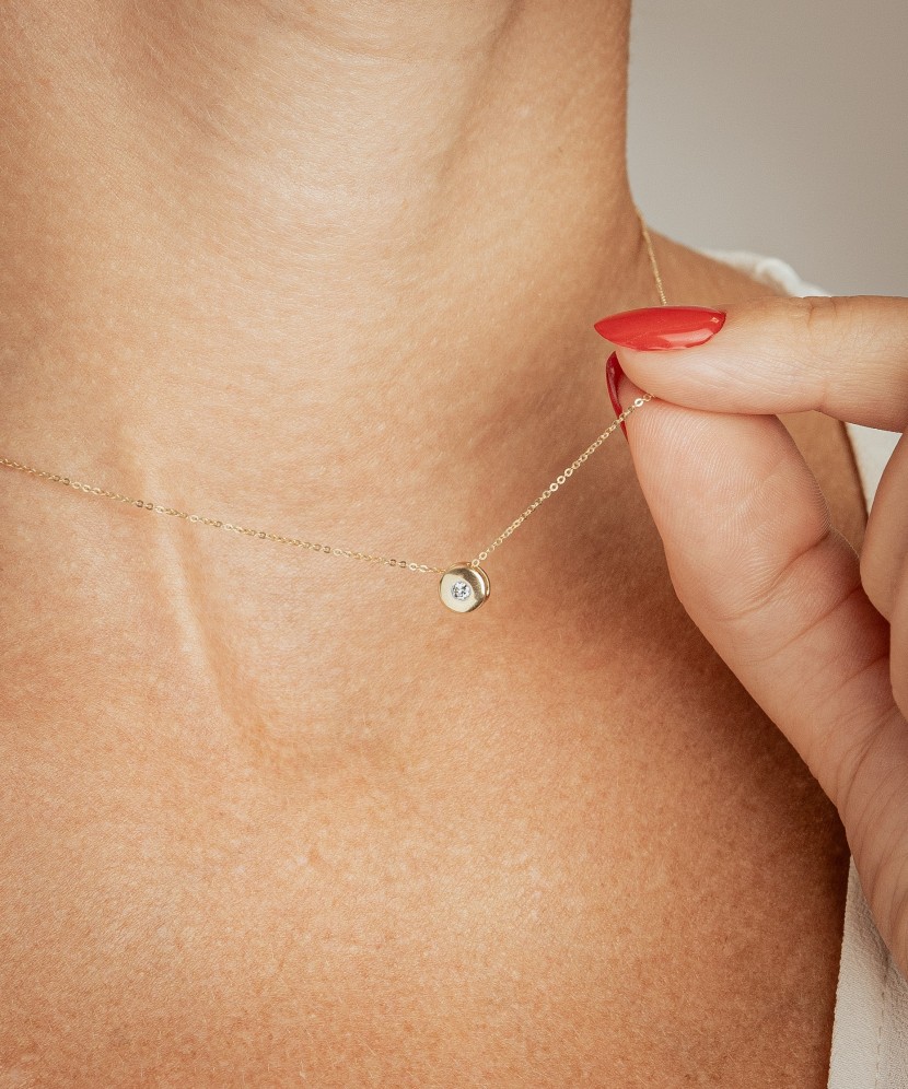 Kollase kuldkett briljantripatsiga