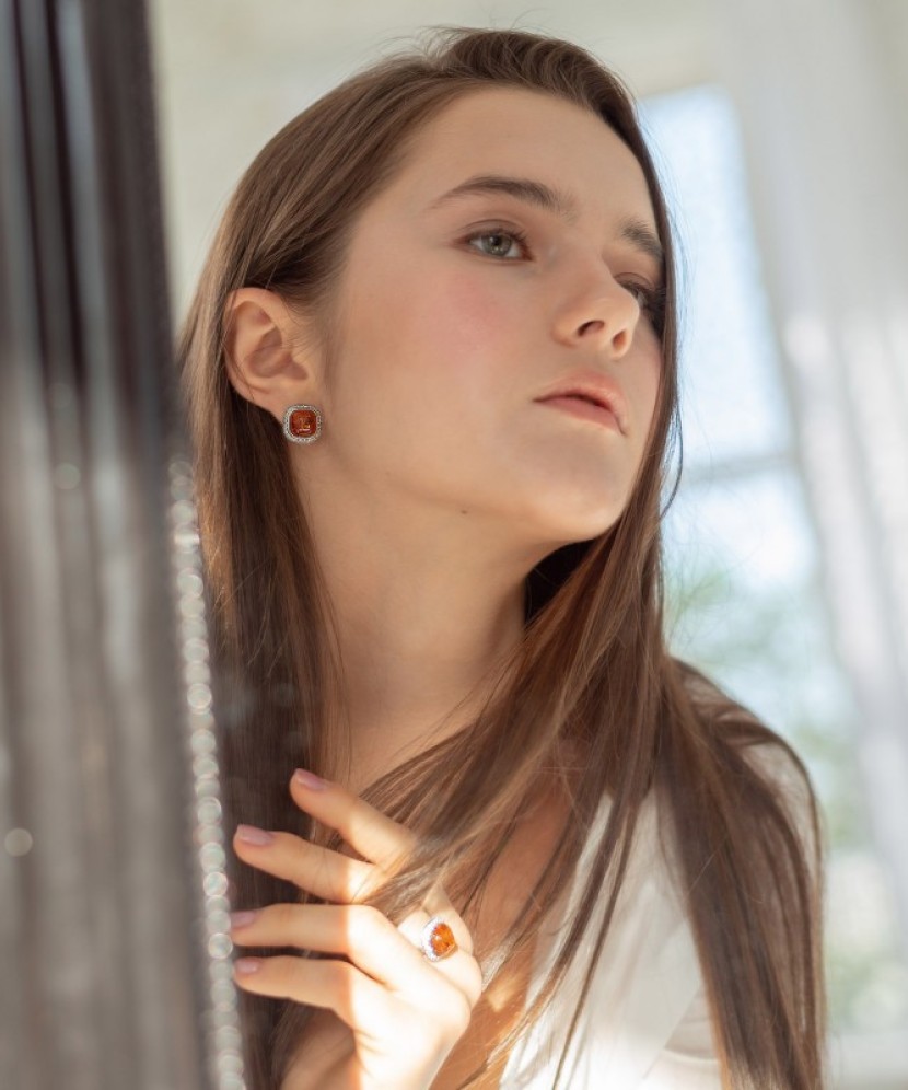 Серебряное кольцо в золоте с цирконами и янтарем