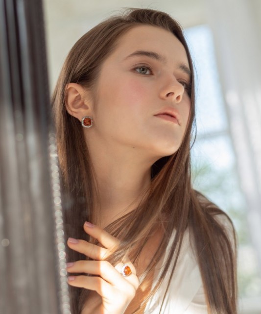 Kullaga kaetud hõbesõrmus tsirkoonide ja merevaiguga