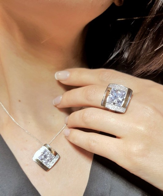 Kullaga kaetud Hõberipats ja tsirkoonidega