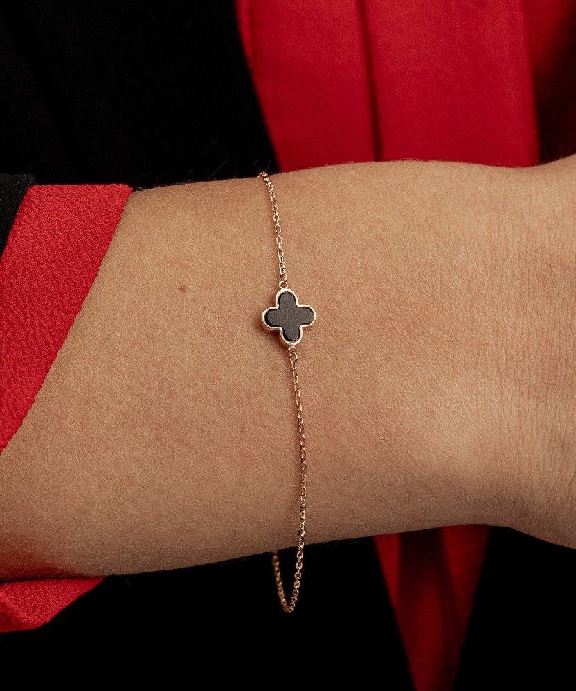 Золотой браслет с ониксом