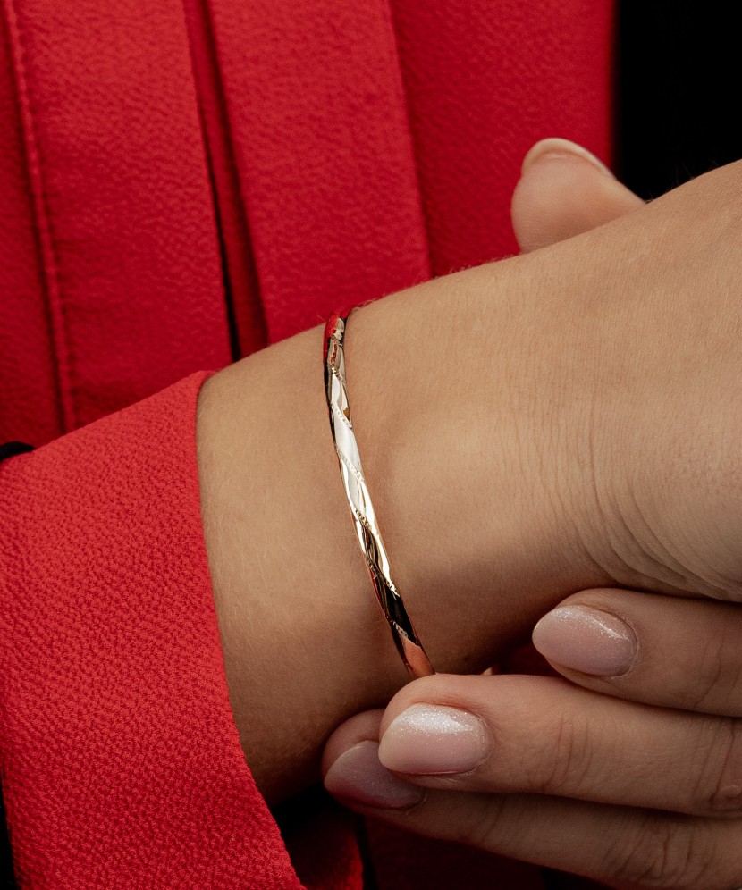 Jäik kullast käevõru