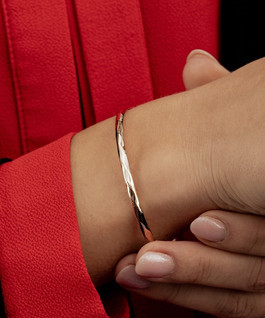 Jäik kullast käevõru