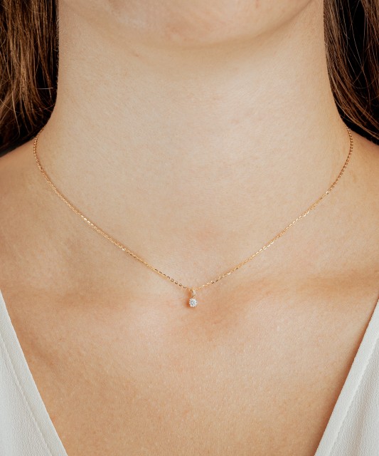 Auksinis pakabukas su deimantu