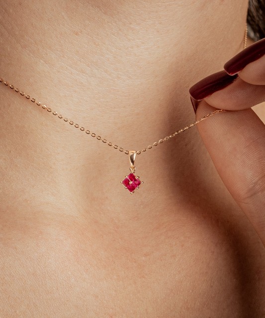 Auksinis pakabukas su rubinais