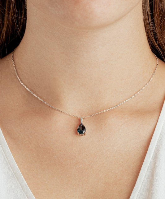 Подвеска из белого золота с бриллиантами и лондонским топазом