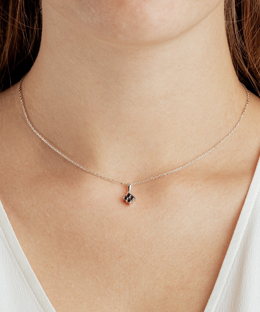 Valgest kullast ripats safiiridega