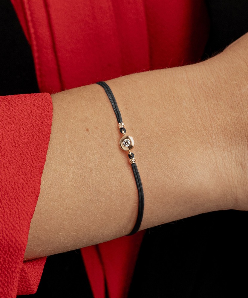 Браслет из чёрной нити с золотой подвеской