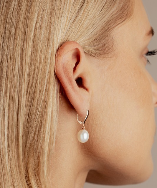 Kuldkõrvarõngad pärlite ja tsirkoonidega