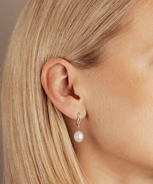 Kuldkõrvarõngad pärlite ja tsirkoonidega