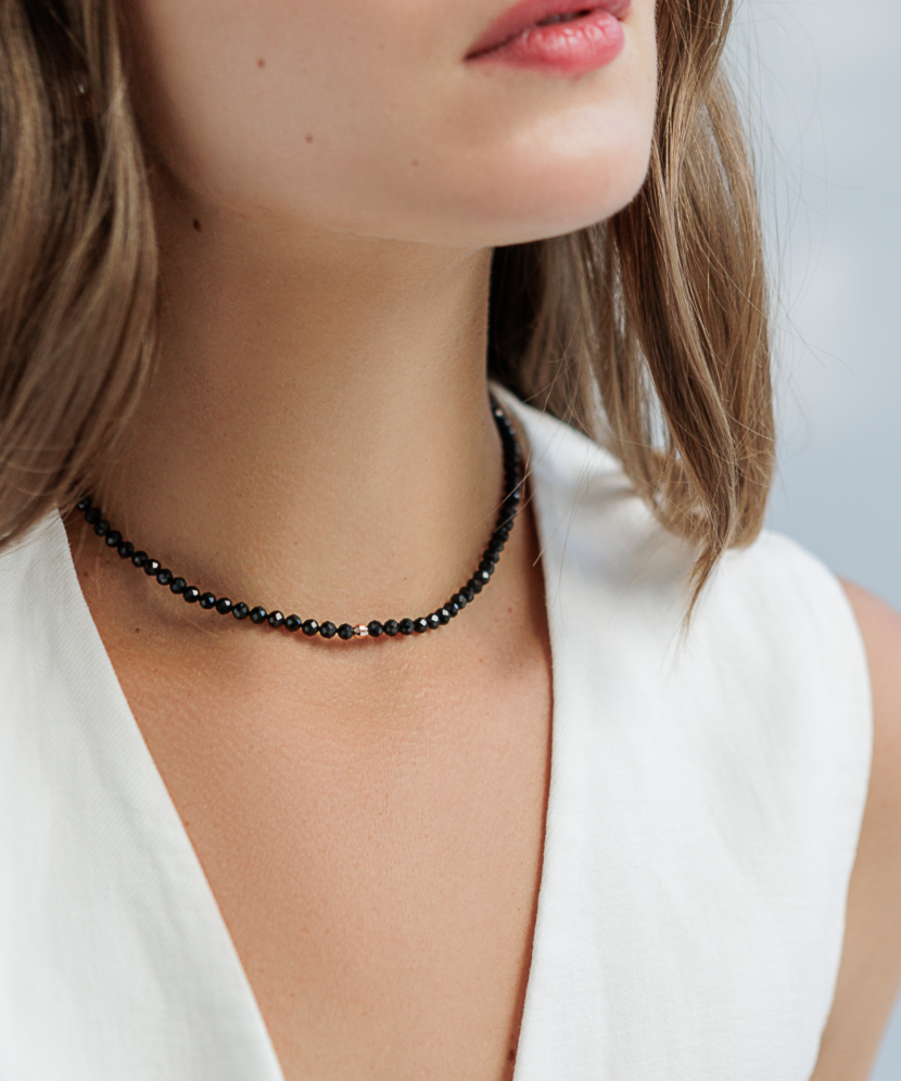 Kaelakee spinellide ja kullaga