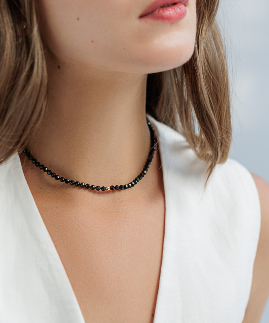 Kaelakee spinellide ja kullaga