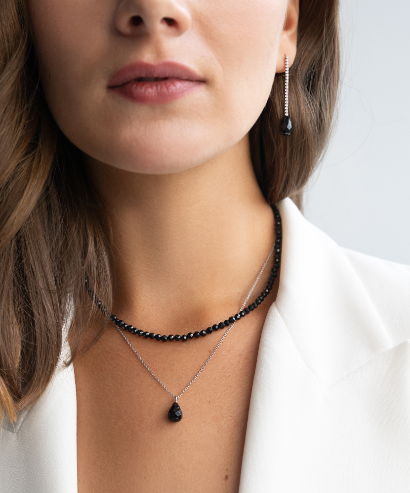 Spinellide ja oonüksiga hõbekett