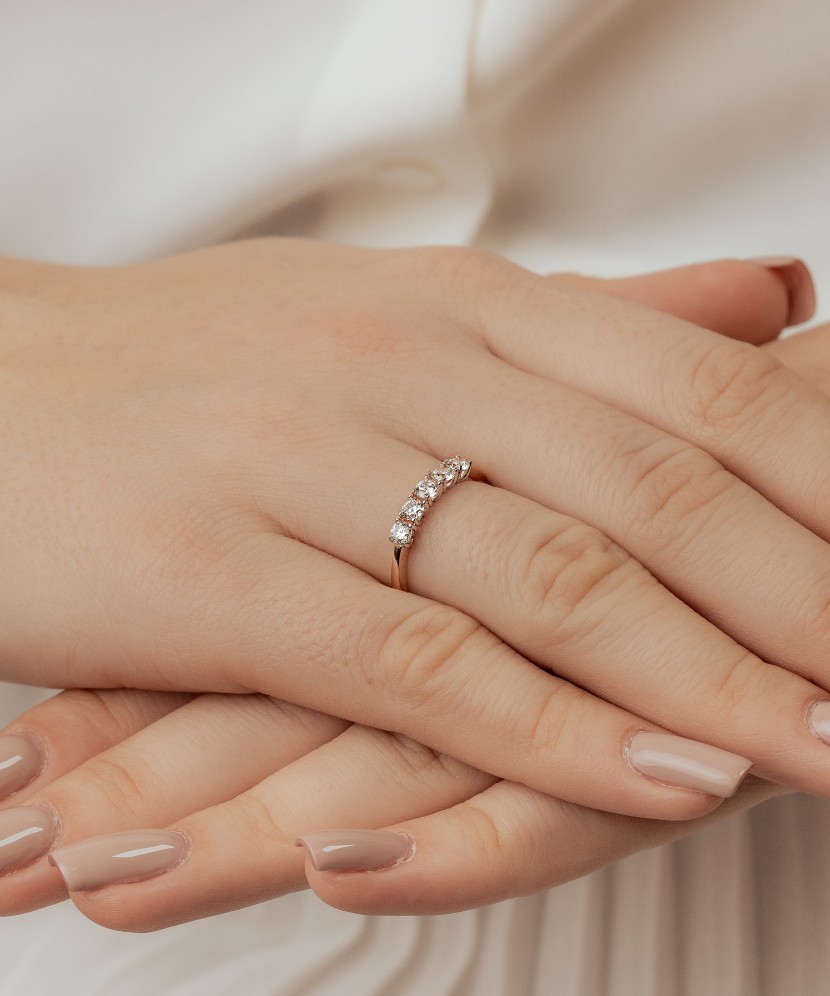 Kuldsõrmus tsirkoonidega